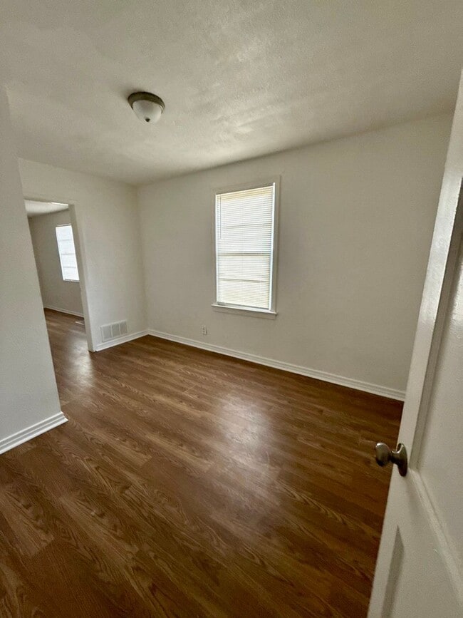 Building Photo - Large Single Family House for Rent.