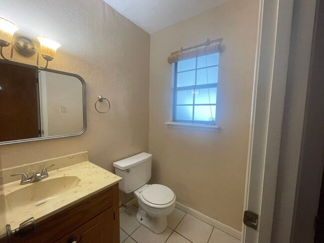 Building Photo - Townhouse Located In Carriage Square