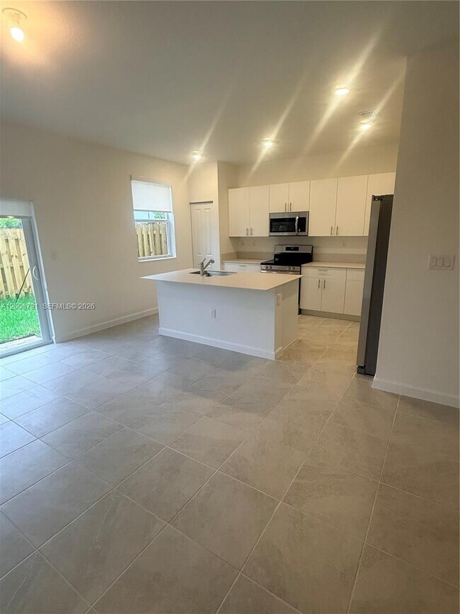 Building Photo - 2746 SE 24th Terrace