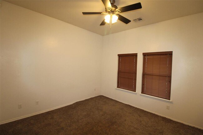 Building Photo - 2821 Edgemere Dr