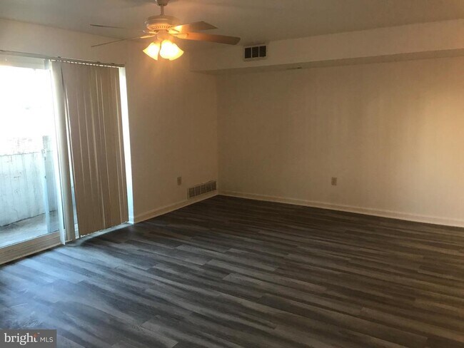 Building Photo - 3750 Clarendon Ave