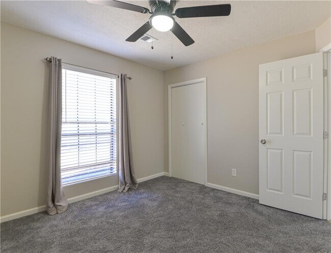 Building Photo - 736 Regina Ct NW