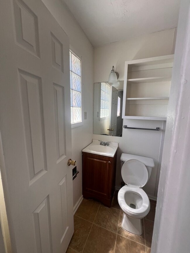 Building Photo - Great Starter Home