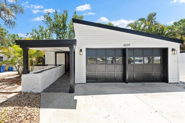 Building Photo - 2257 Lake Dr