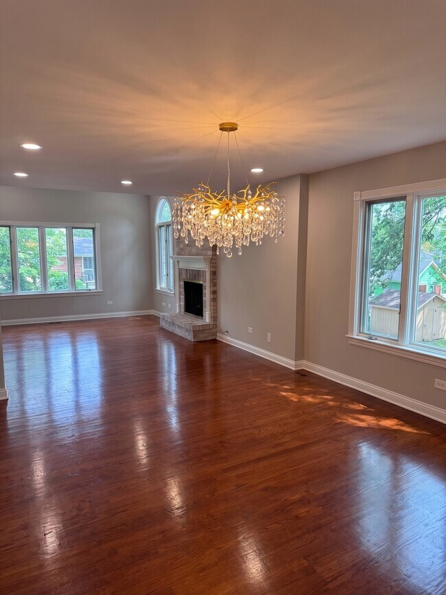 Building Photo - 1829 Wilmette Ave