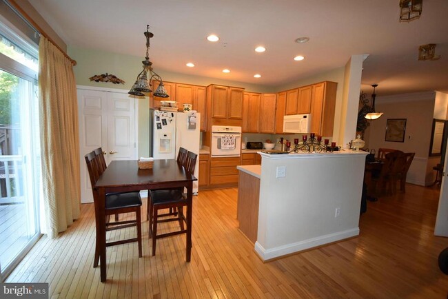 Building Photo - 805 Thicket Ct