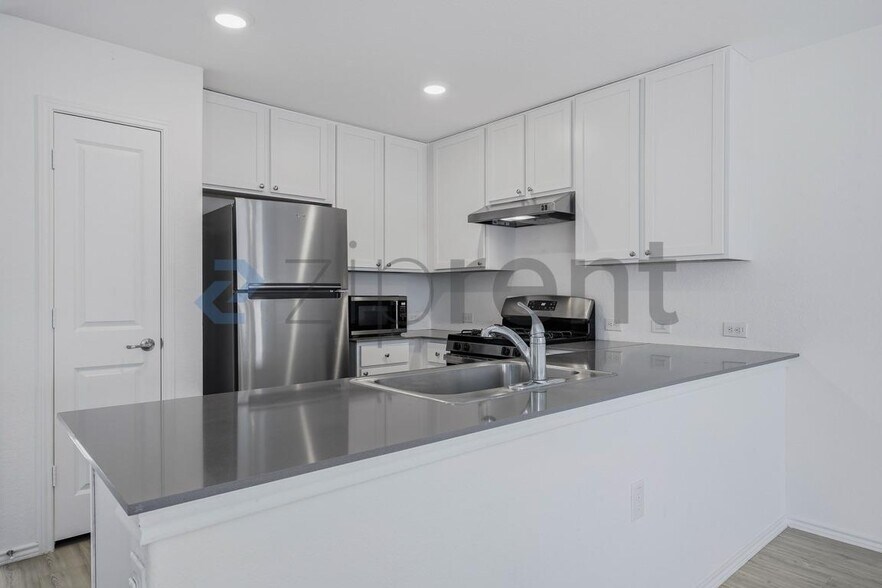 Building Photo - 10106 Ana Hts