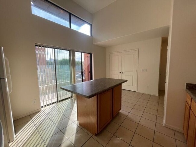 Building Photo - 330 S Farmer Ave