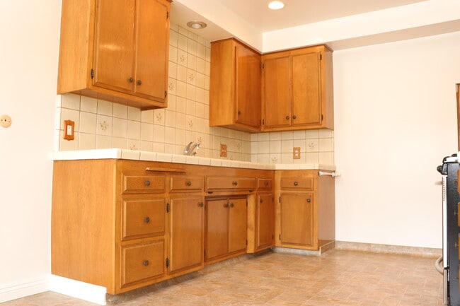 Building Photo - 985 W 9th St