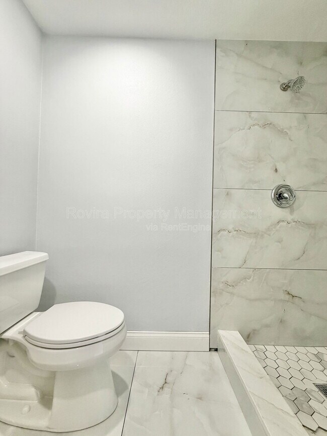 Building Photo - 813 Suwannee Dr