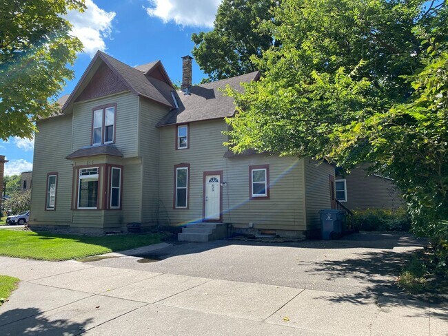 Building Photo - In the Heart of Dinkytown - Amazing 6 bedroom Victorian Rental Home,  Fall 2026!