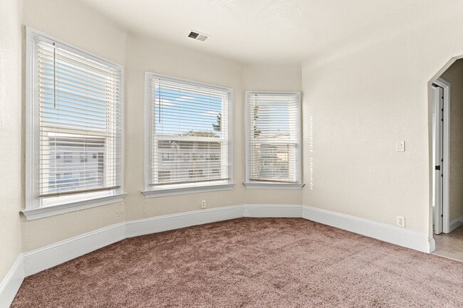 Building Photo - Massive 1,200 Sq Ft Renovated 3BR/2BA w/ Master Suite