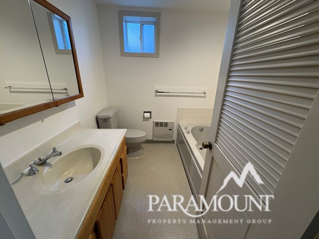 Building Photo - Cozy and centrally located waterfront views!