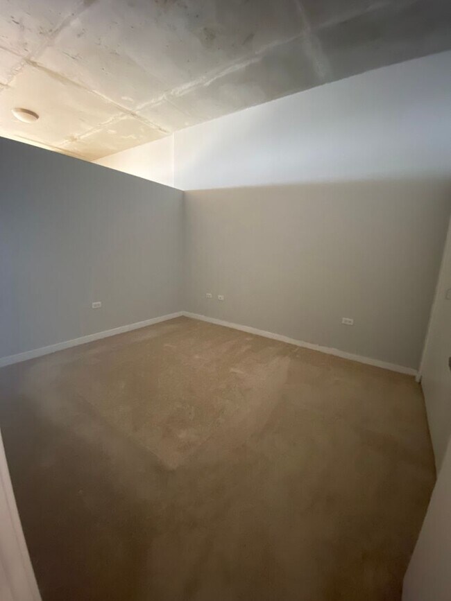 Building Photo - One bedroom Loft appartment with Lake Views!