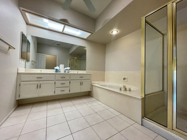 Building Photo - AVAILABLE NOW  ! LOVELY 3 Bedroom/ 2 Bathroom Home in Laguna De La Paz!