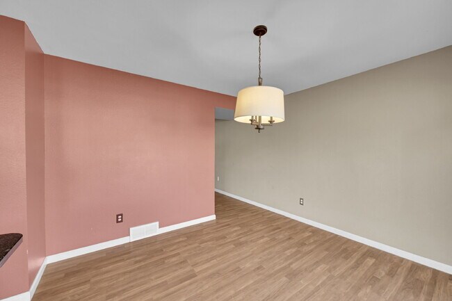 Building Photo - $2,700.00 - 3 Beds, 2.5 Baths, Townhouse i...