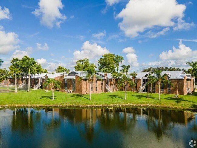 Building Photo - 2000 S Main St