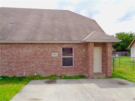 Building Photo - 404 Kings Way Dr