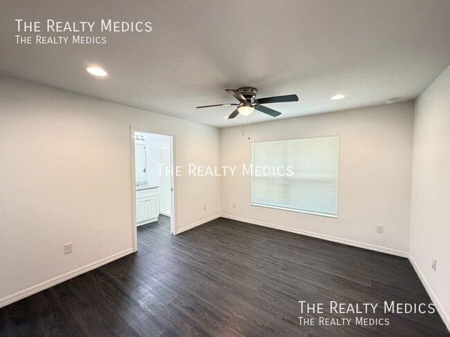 Building Photo - 303 Sequoia Dr