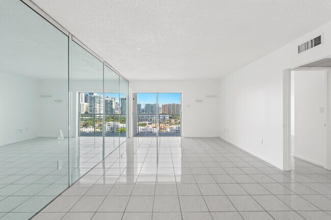 Building Photo - 400 Kings Point Dr