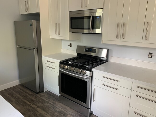 Building Photo - Beautifully Remodeled 3 Bedroom 2 Bath Hom...