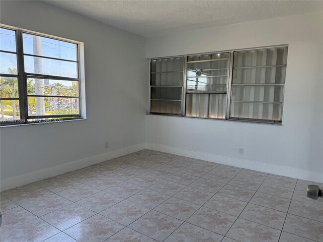 Building Photo - 1333 E Hallandale Beach Blvd