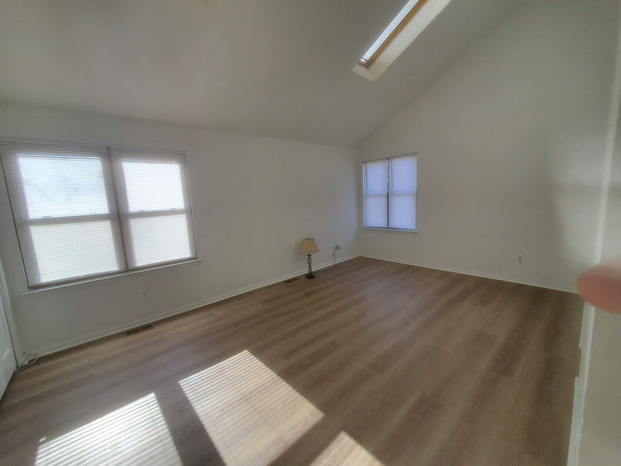 Large MBR with vaultedd ceiling ands - 41 Heather Ct