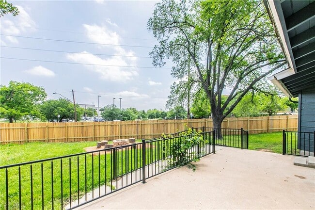 Building Photo - 1171 Angelina St