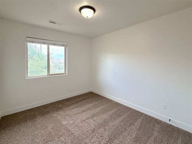 Building Photo - 4 bed, 2.5 bath duplex w/1 car garage