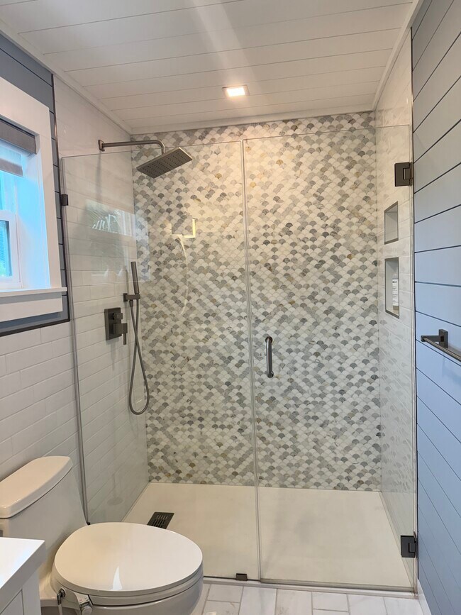 Building Photo - 2732 Weeks Ave