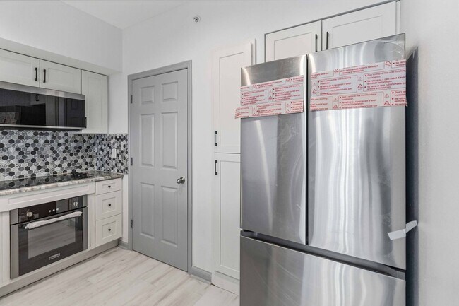 Building Photo - MOVE IN SPECIAL- Beautiful Newly Renovated 2/2 Condo at The Waverly on Lake Eola in Downtown Orlando