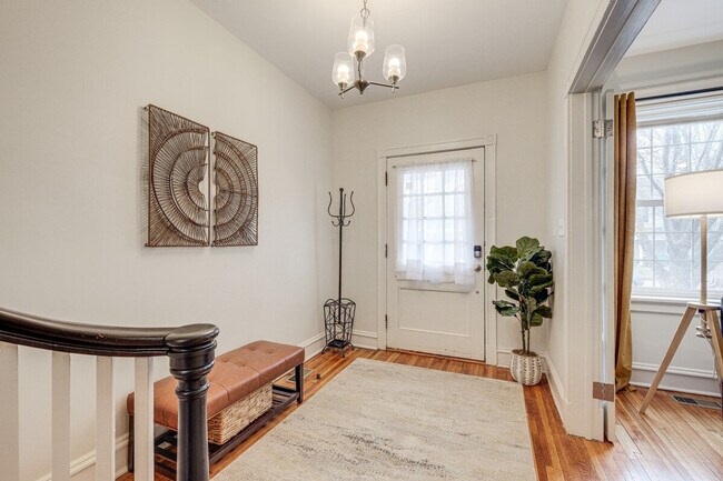 Building Photo - 2312 Rosewood Ave