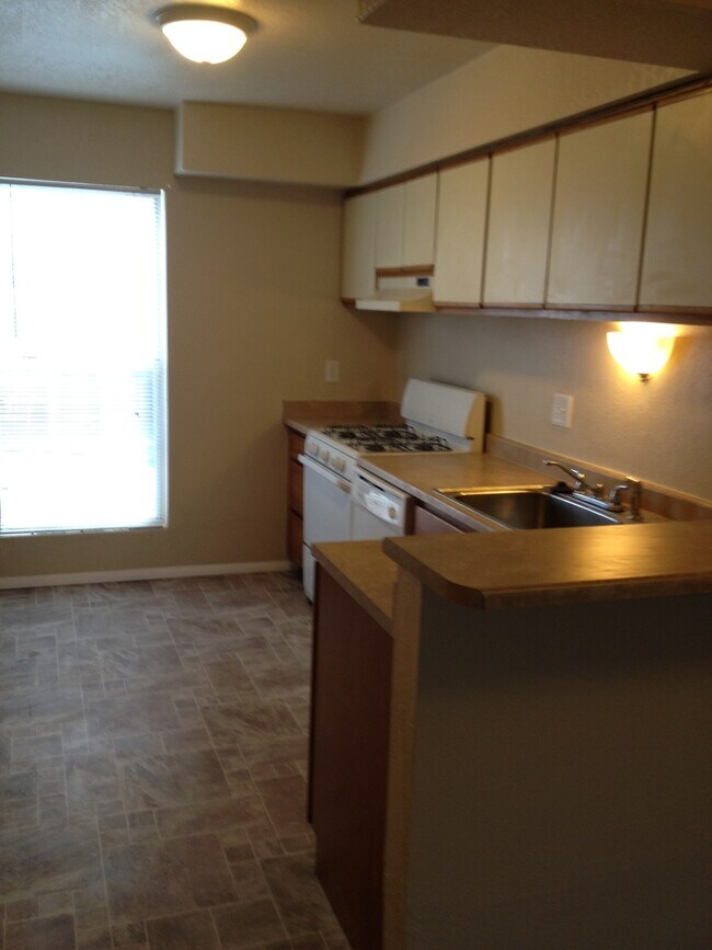 Building Photo - 2 bedroom condominium near Academy and Aus...