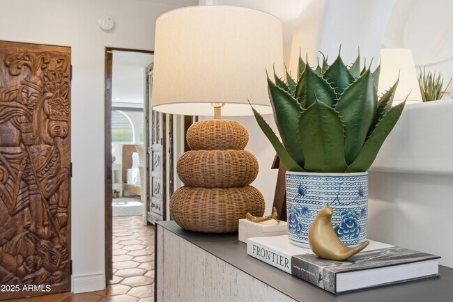 Building Photo - 5828 E Cactus Wren Rd