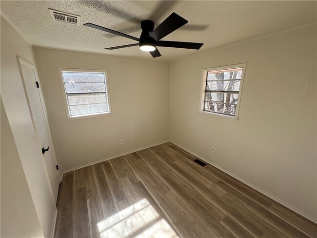 Building Photo - 2 Lancaster Dr