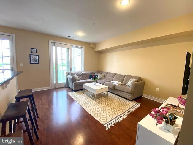 Building Photo - 303 Admirals Way