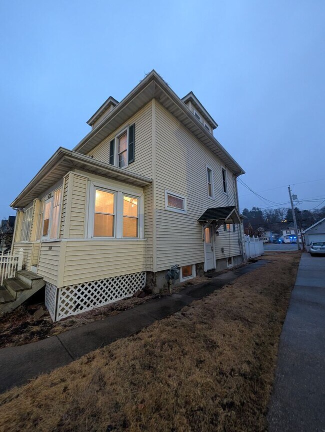 Building Photo - Spacious 3 Bedroom Home With Double Lot in East Moline!