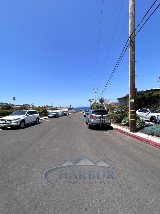 Building Photo - Beachside Charm – 2 Bed, 2 Bath.