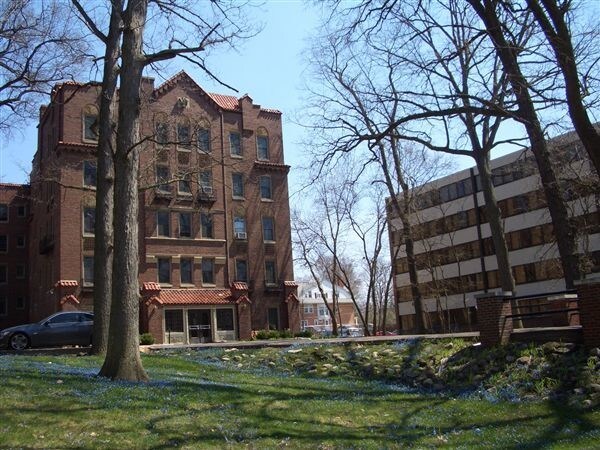 Building Photo - 715 S Forest Ave