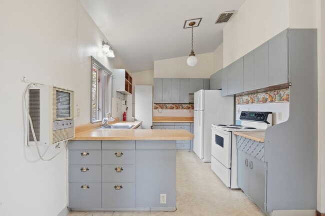 Building Photo - 4+ bed 2 bath available center of campus v...