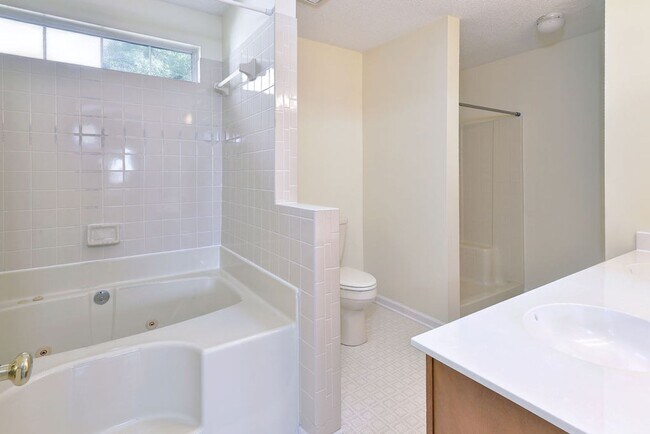 Building Photo - Convenient Coventry Home