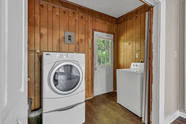 Building Photo - $2200 —Available spring semester January 2026 4 bedroom 2 bath House Student and pet friendly