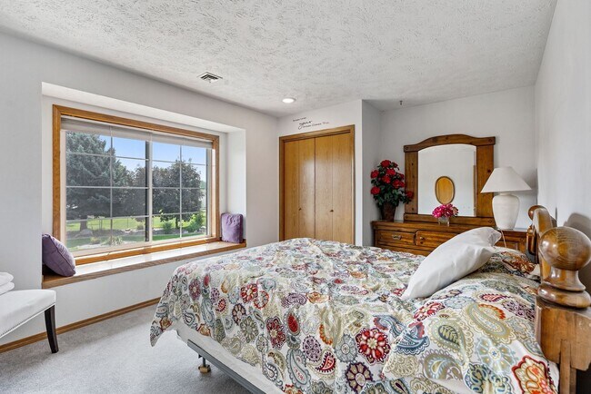 Building Photo - Stunning Home and Three Bay Shop Along Spo...