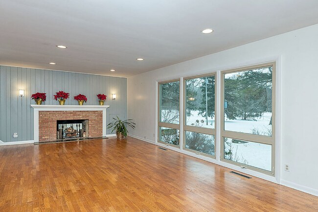 Building Photo - 4682 Huron Hill Dr