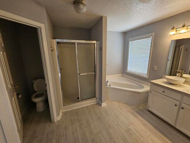 Building Photo - Elgin beauty with large bonus room