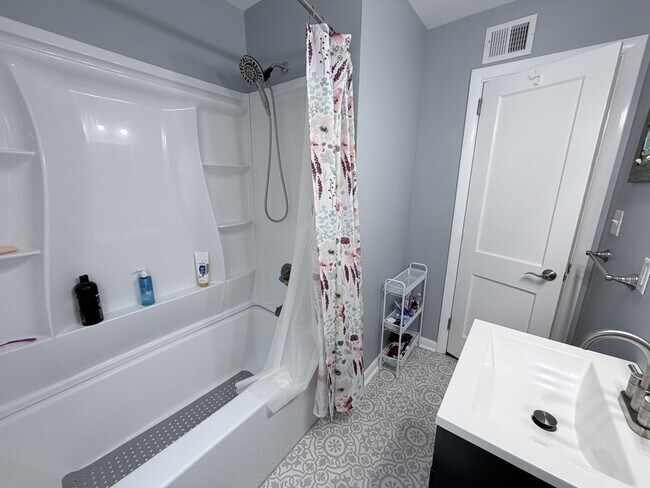 Building Photo - 1366 Baychester Ave