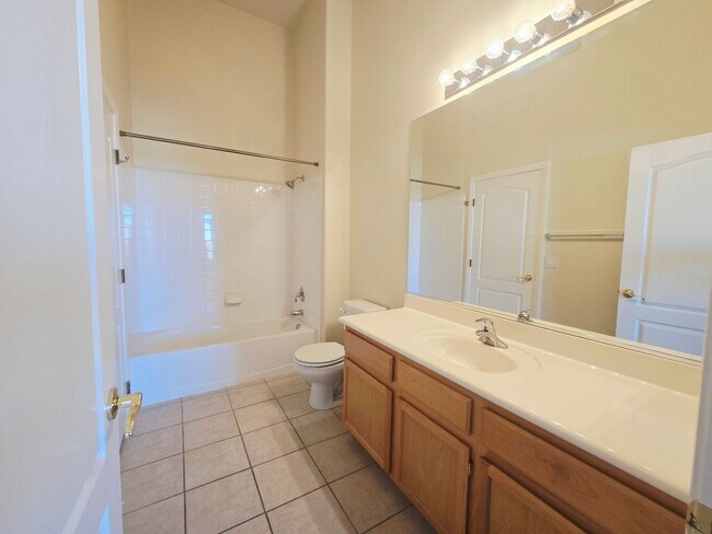 Building Photo - CHARMING 2BD/2BA CONDO IN HENDERSON! W/ COMMUNITY POOL