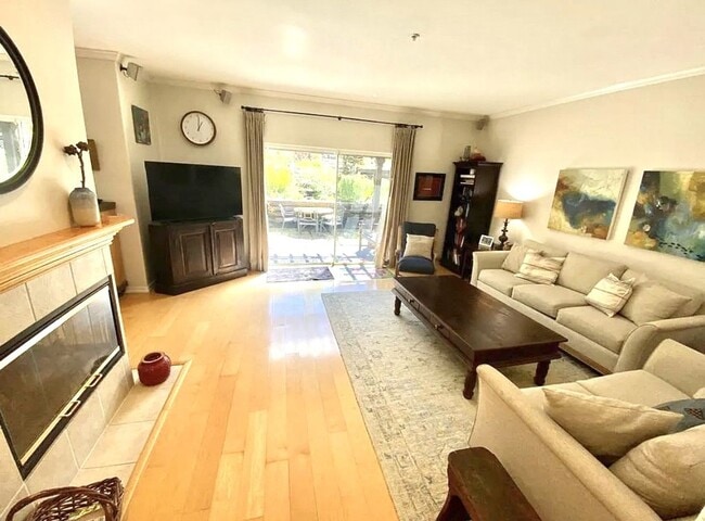 Building Photo - Stunning 4 Bed/2.5 Bath Home in highly desirable Spanish Oaks Neighborhood