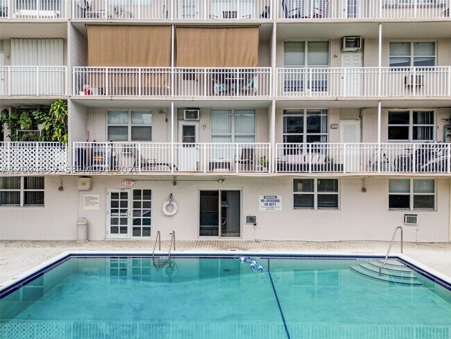 Building Photo - 1300 Lincoln Rd