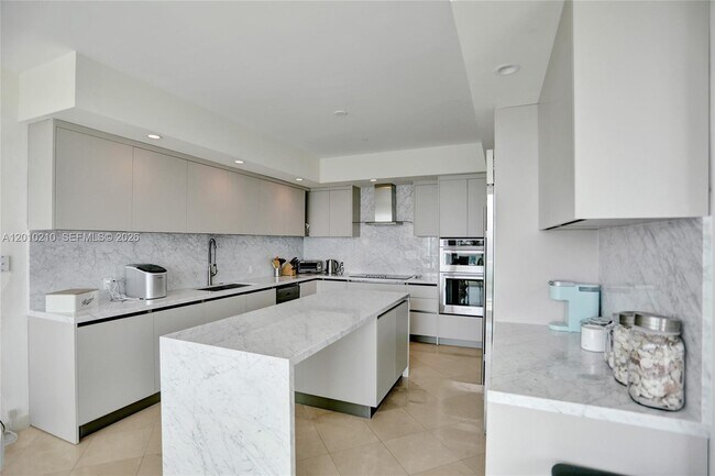 Building Photo - 10101 Collins Ave